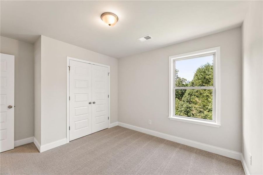 Spacious, unfurnished interior of a new home in Hellen Valley, Braselton (Image 17).