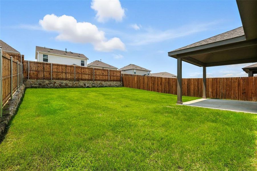 Exterior details and patio area of a home in Simpson Crossing, McKinney (Image 23).