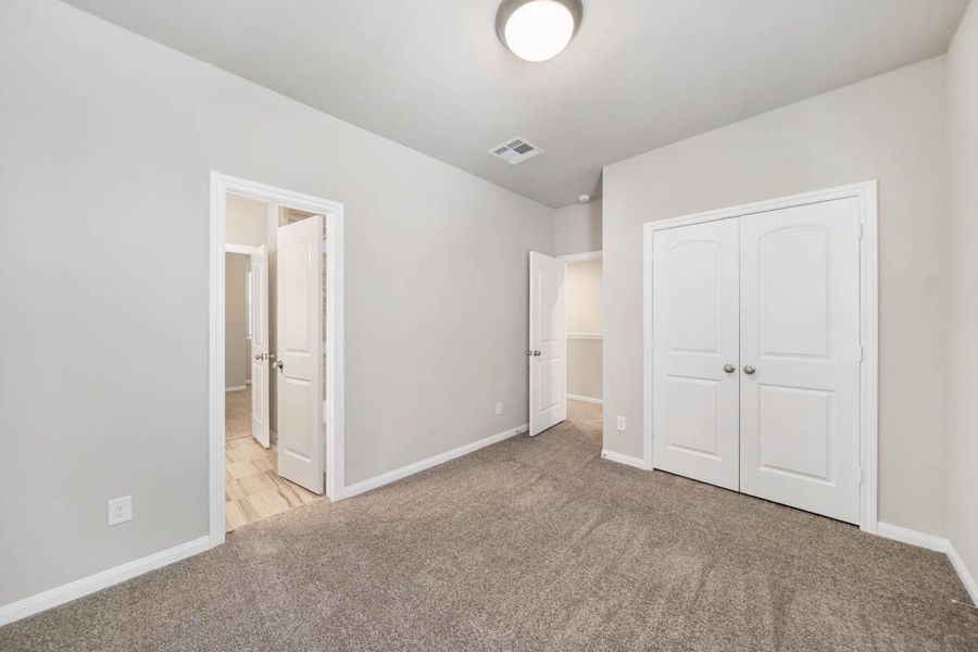 Spacious, unfurnished interior of a new home in Woodforest, Montgomery (Image 32).