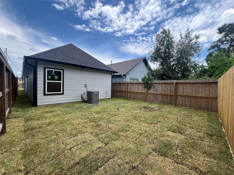 7921 Virgil: Fully fenced backyard 7921 Virgil: Fully fenced backyard