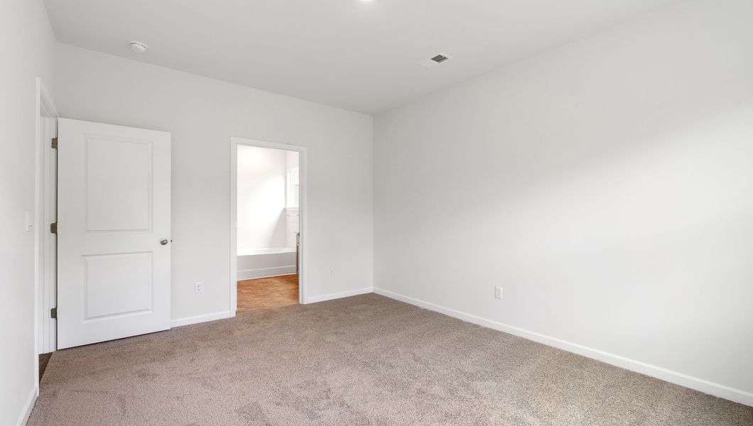 Spacious, unfurnished interior of a new home in Chestnut Ridge, Greenville (Image 23).