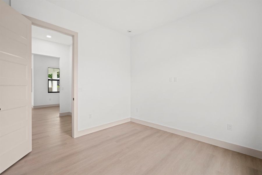 Spacious, unfurnished interior of a new home in , Port St. Lucie (Image 10).