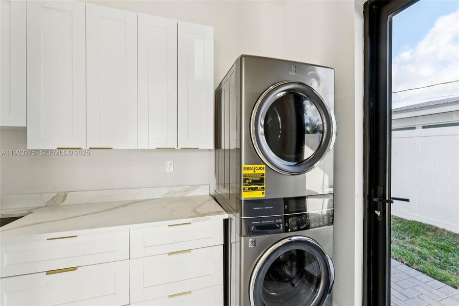 Furnished interior view inside a new home in , Deerfield Beach (Image 9).