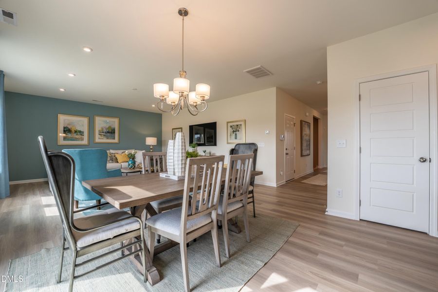 019_King_Dining Area 019_King_Dining Area