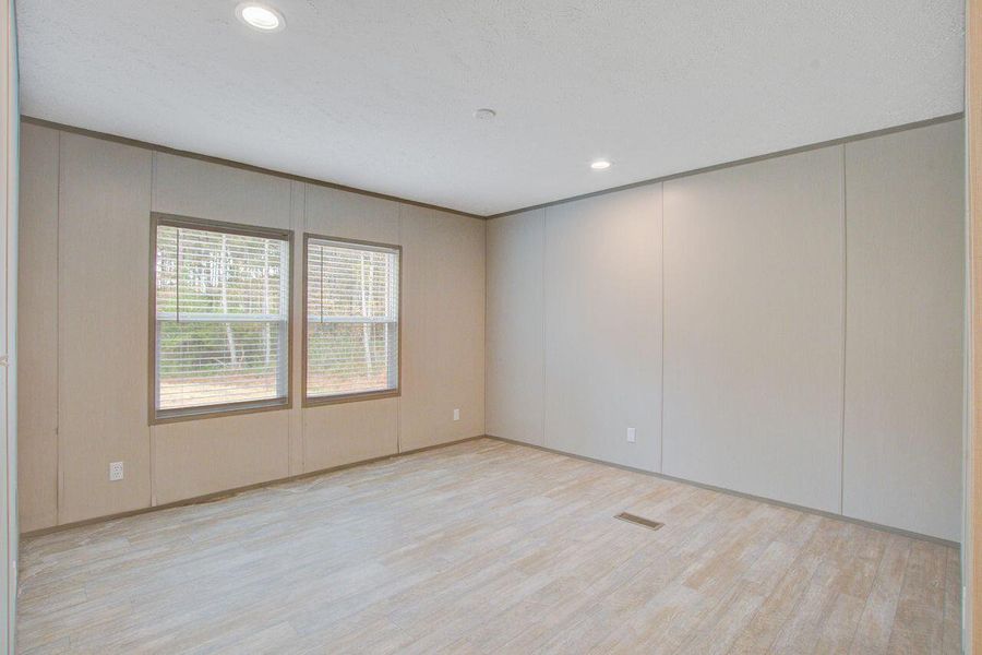 Spacious, unfurnished interior of a new home in , Walterboro (Image 12).