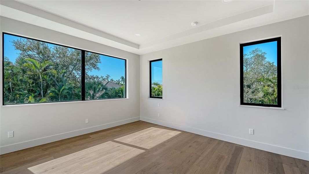 Spacious, unfurnished interior of a new home in , Sarasota (Image 21).