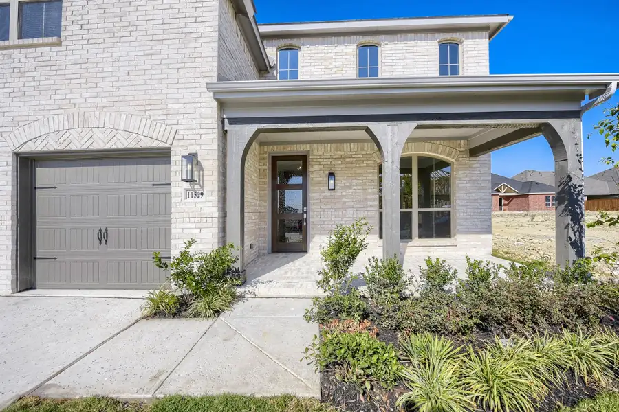 11529 Vesper - Front Entryway