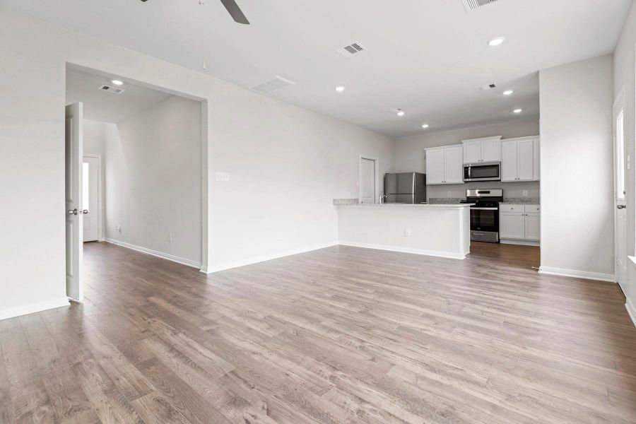 Spacious, unfurnished interior of a new home in Cypress Trails at Bauer Landing, Hockley (Image 12).