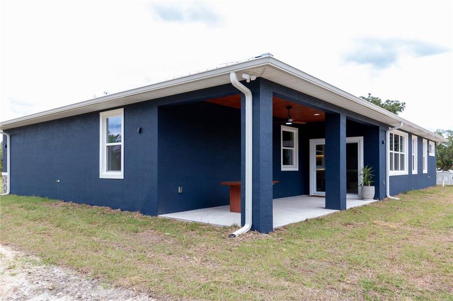 Exterior details and patio area of a home in , Dunnellon (Image 29).