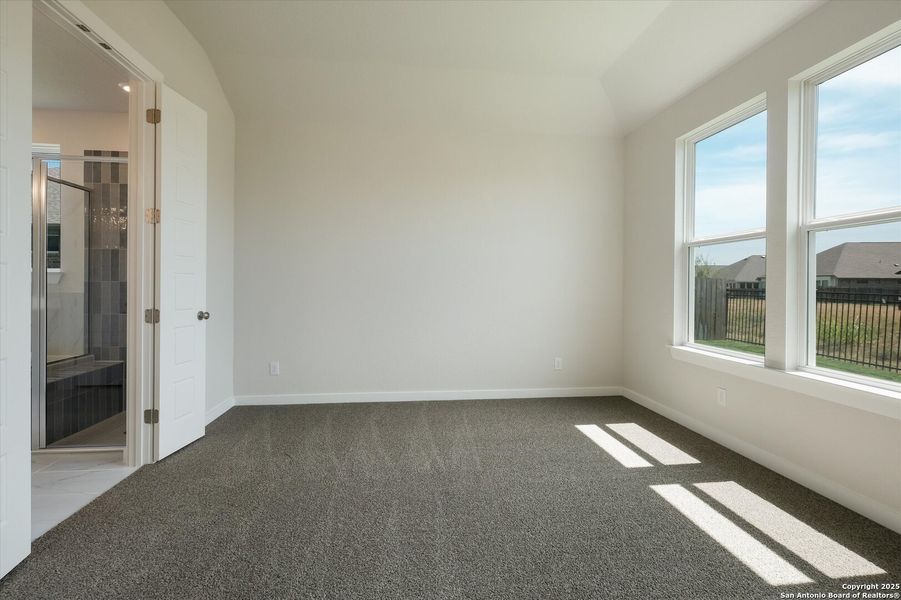 Spacious, unfurnished interior of a new home in Foxbrook, Cibolo (Image 26).