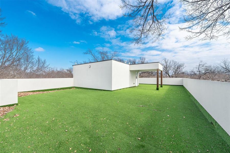 Exterior details and patio area of a home in , Dallas (Image 20).