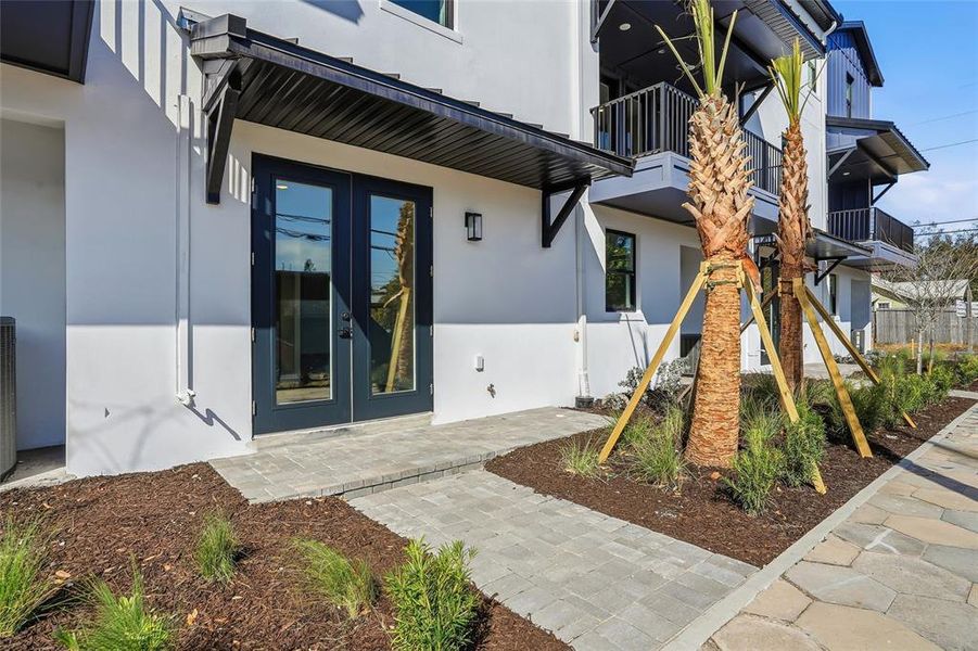 Exterior details and patio area of a home in , St. Petersburg (Image 4).