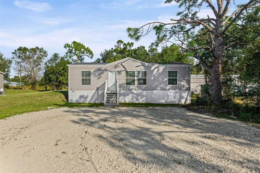 Exterior details and patio area of a home in , Punta Gorda (Image 2).