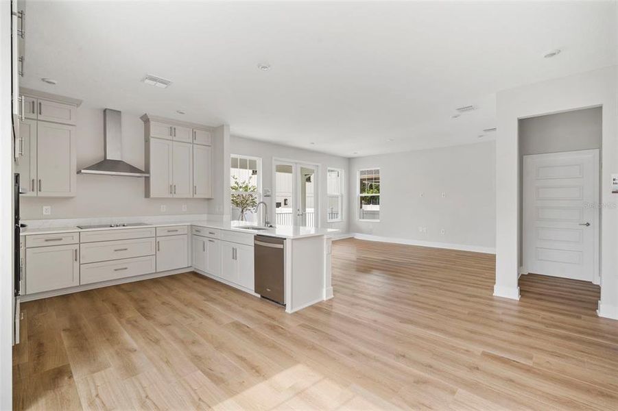Spacious, unfurnished interior of a new home in , St. Petersburg (Image 19).