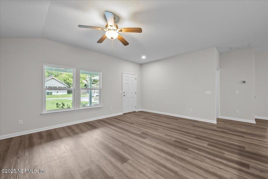 Spacious, unfurnished interior of a new home in , Palatka (Image 9).