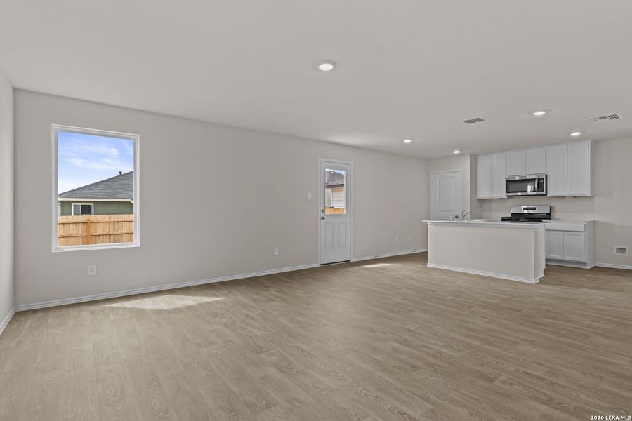 Spacious, unfurnished interior of a new home in Spring Valley, New Braunfels (Image 32).