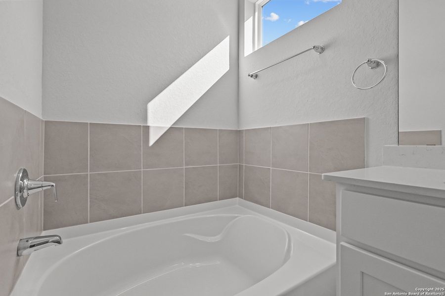 Close-up of interior finishes inside a home in Cinco Lakes, San Antonio (Image 19).