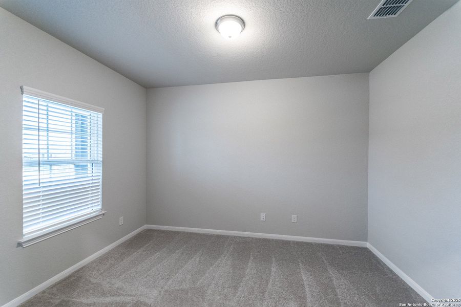 Spacious, unfurnished interior of a new home in Cloud Country, New Braunfels (Image 16).