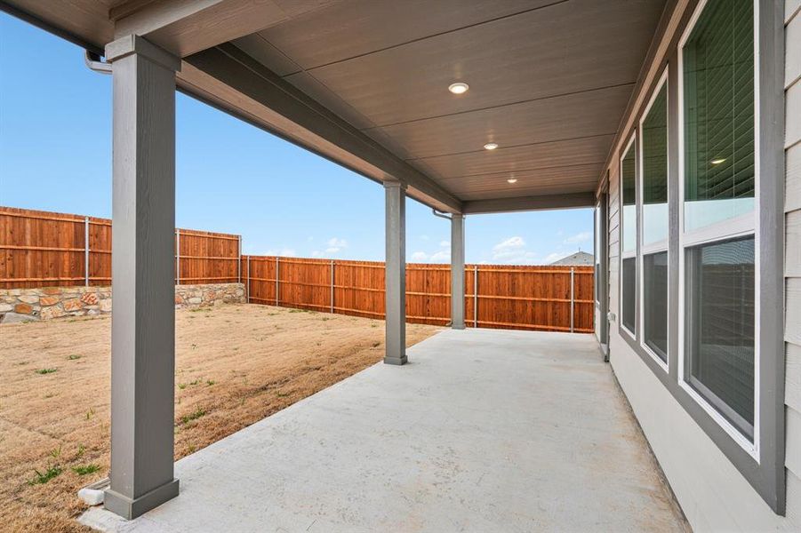 Exterior details and patio area of a home in Eagle Creek, Denton (Image 17).