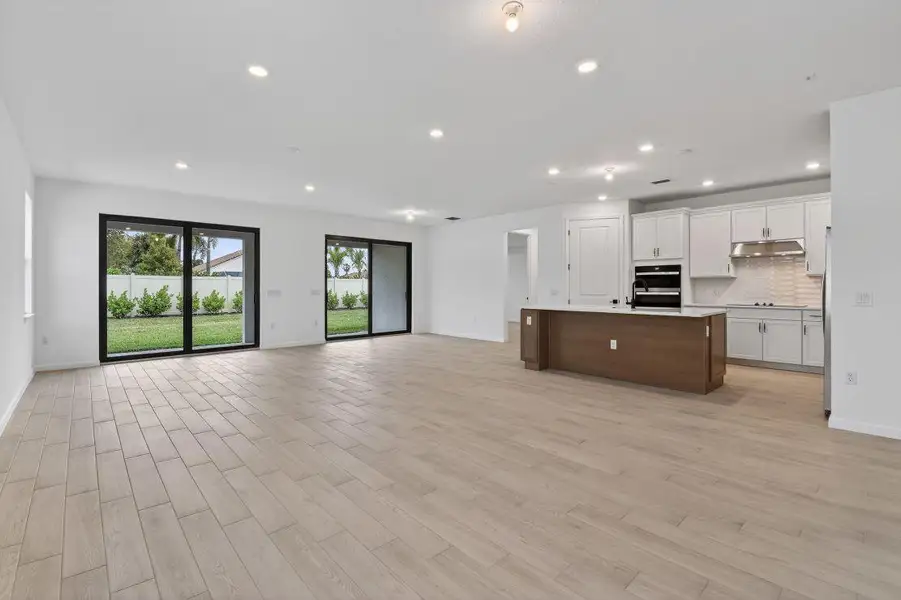 Spacious, unfurnished interior of a new home in Hendrix Reserve, Lake Worth (Image 13).