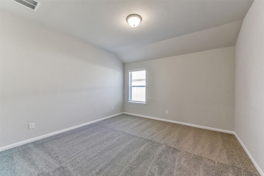 Spacious, unfurnished interior of a new home in Sunrise Cove, Texas City (Image 34).
