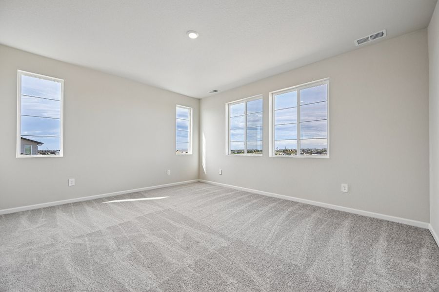 Spacious, unfurnished interior of a new home in The Aurora Highlands, Aurora (Image 15).