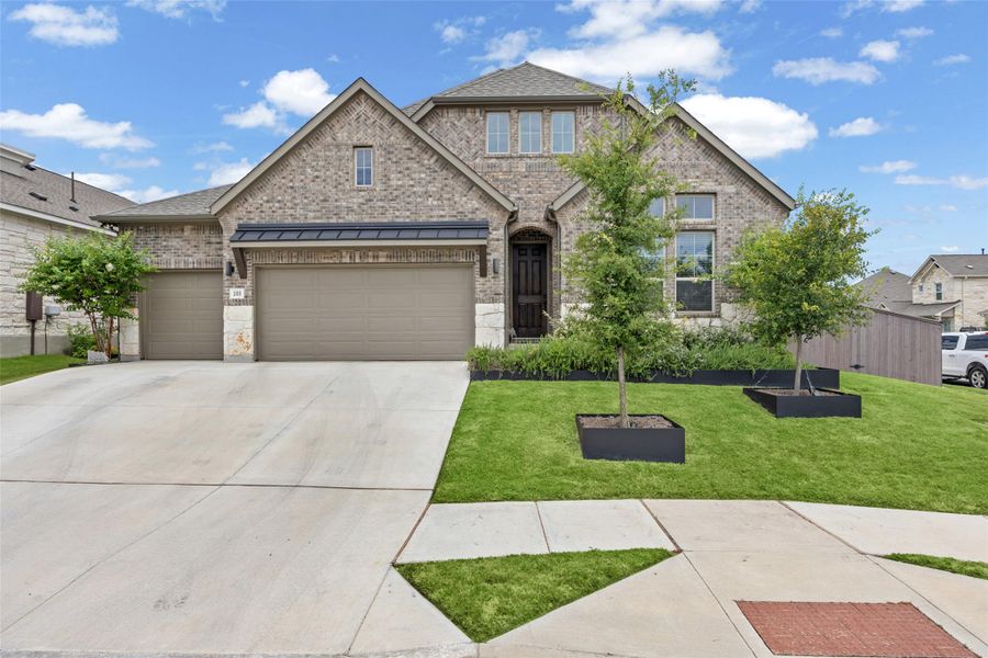 Gorgeous corner lot! Gorgeous corner lot!