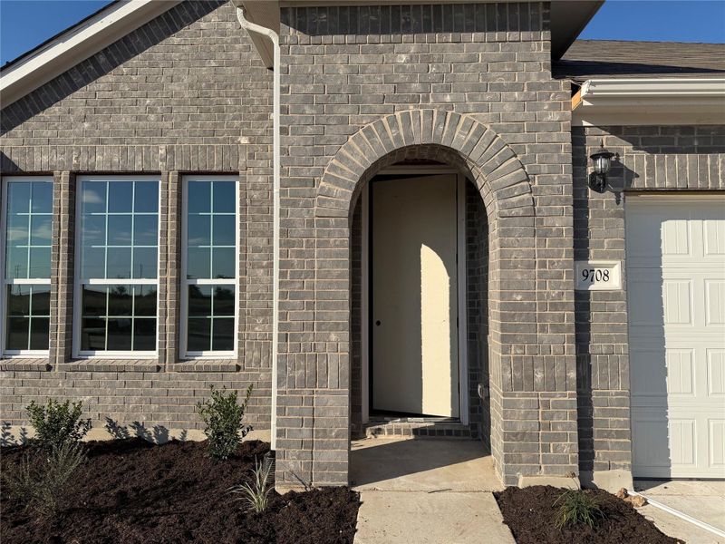 Exterior details and patio area of a home in Willow Springs, Buda (Image 10).
