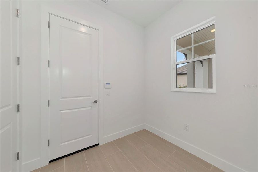 Spacious, unfurnished interior of a new home in , Sarasota (Image 21).