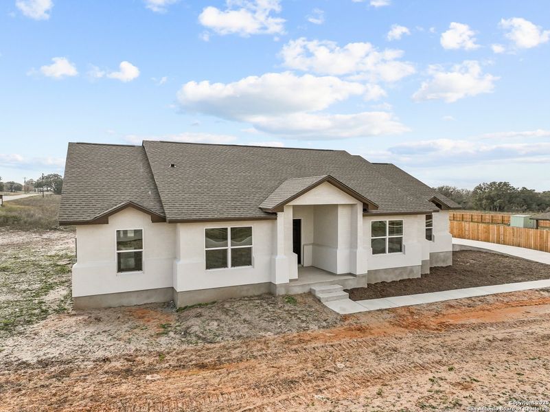 Exterior details and patio area of a home in , Poteet (Image 7).