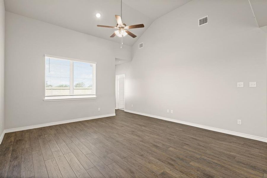 Spacious, unfurnished interior of a new home in Rocky Creek Crossing, Fort Worth (Image 11). Spacious, unfurnished interior of a new home in Rocky Creek Crossing, Fort Worth (Image 11).