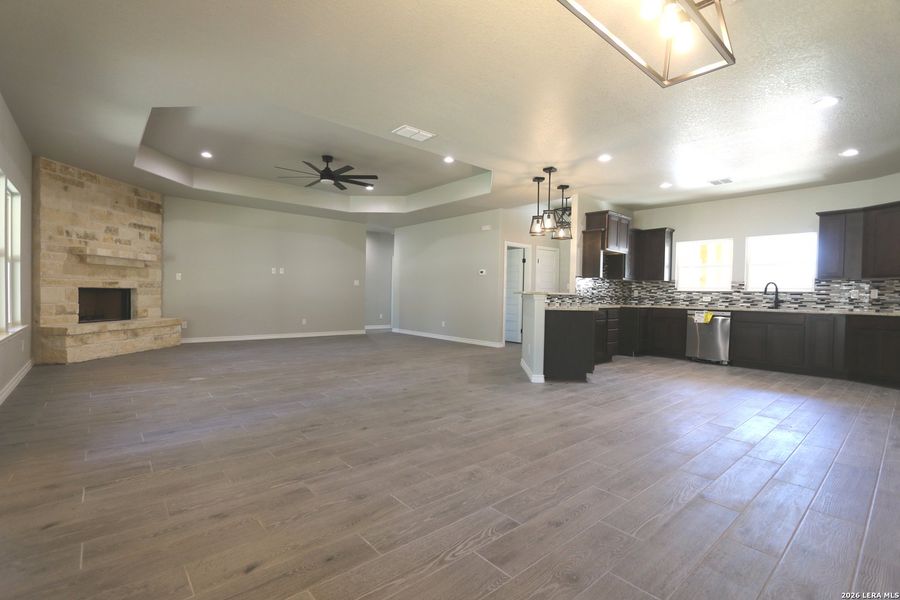 Spacious, unfurnished interior of a new home in , La Vernia (Image 14).