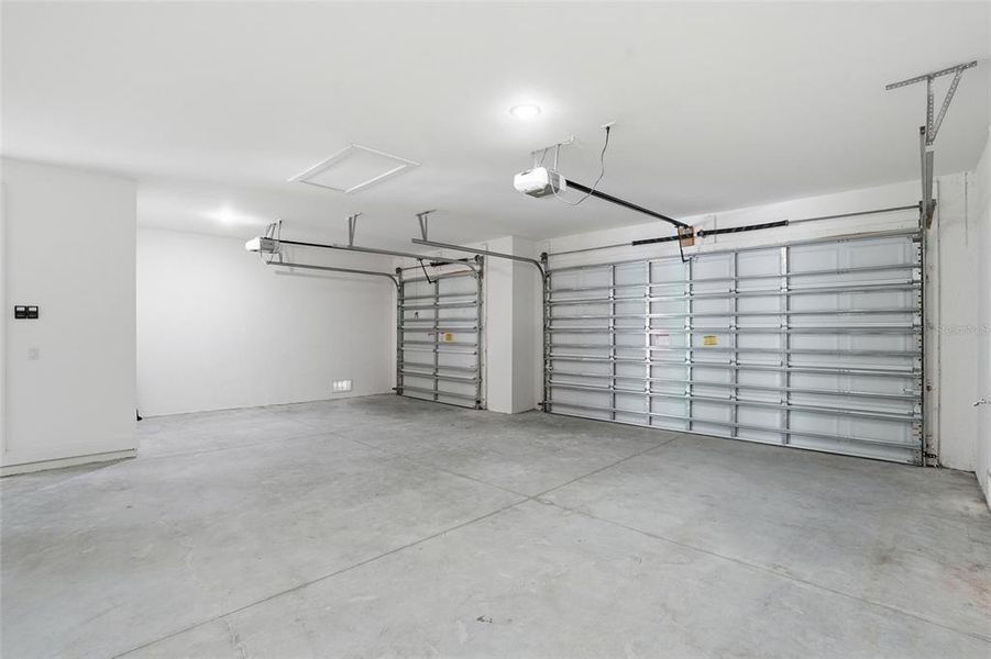 Spacious, unfurnished interior of a new home in , Cape Coral (Image 48).