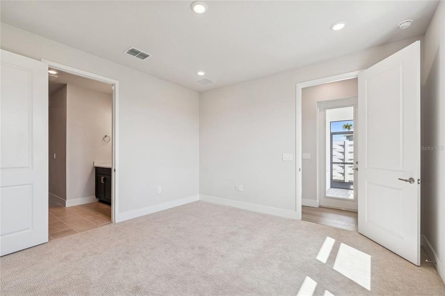 Spacious, unfurnished interior of a new home in Gracewater at Sarasota, Sarasota (Image 27).