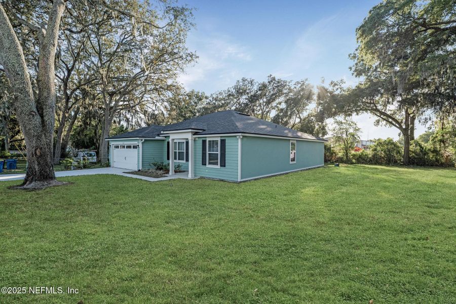 Exterior details and patio area of a home in , Jacksonville (Image 3).
