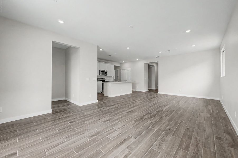 Spacious, unfurnished interior of a new home in Bentridge, Buckeye (Image 8).