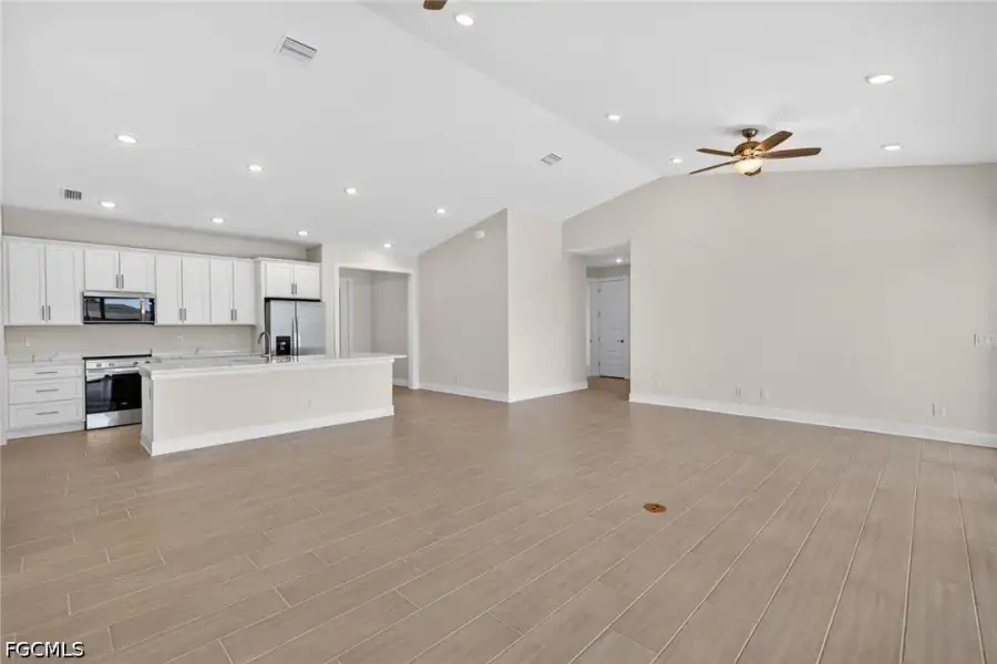 Spacious, unfurnished interior of a new home in Cape Coral, Cape Coral (Image 31).