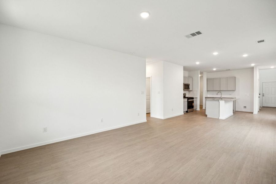 Spacious, unfurnished interior of a new home in Montgomery Bend, Montgomery (Image 17).