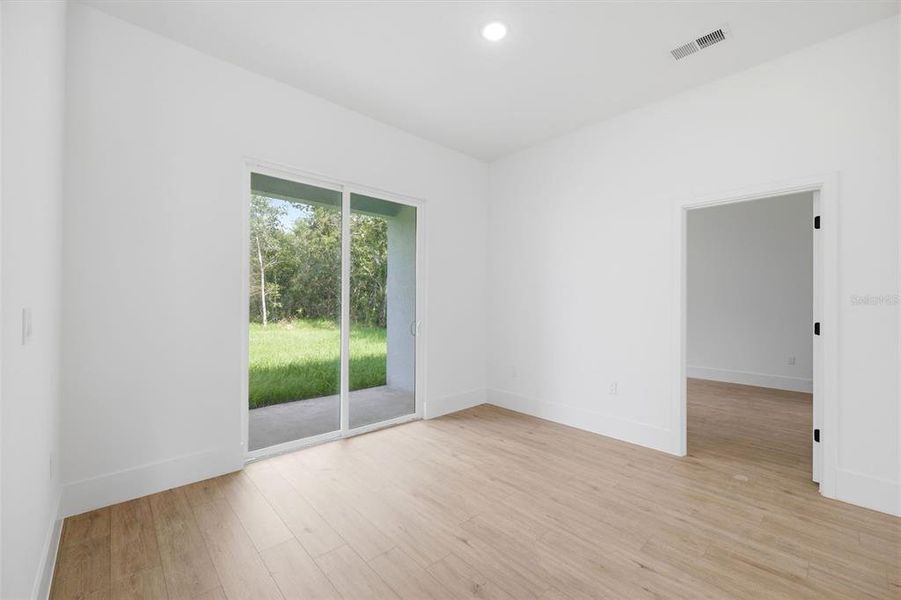 Spacious, unfurnished interior of a new home in , Ocala (Image 16).