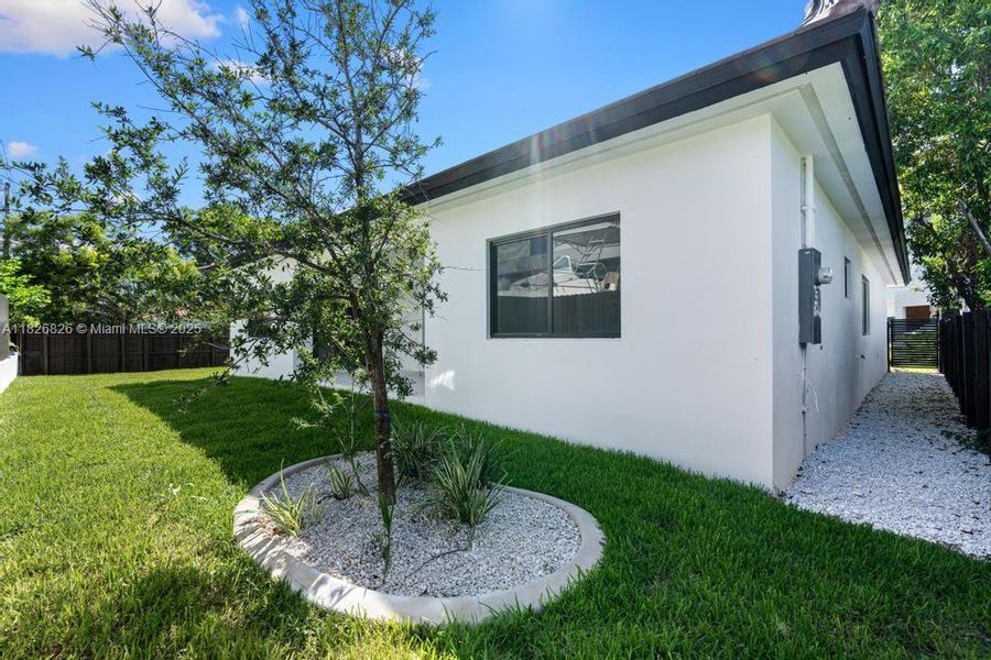 Exterior details and patio area of a home in , Cutler Bay (Image 3).