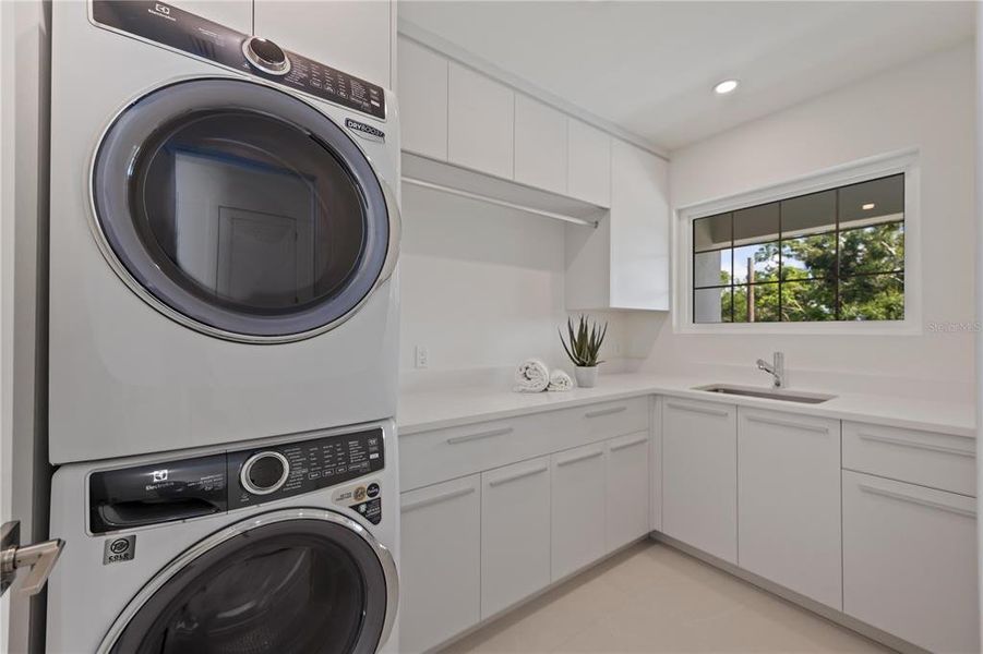 Furnished interior view inside a new home in , Sarasota (Image 47).