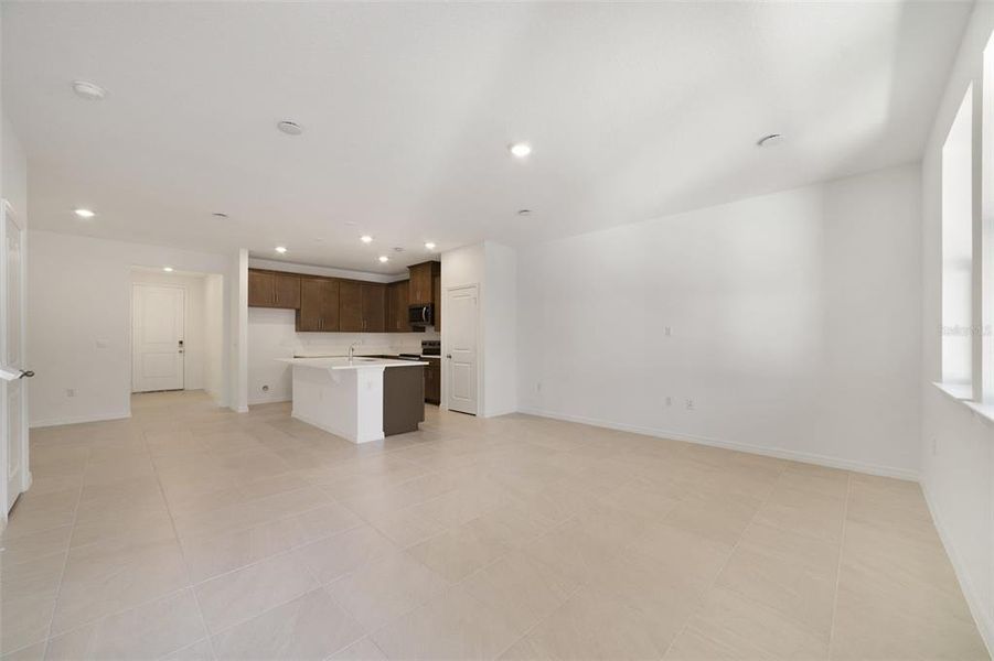 Spacious, unfurnished interior of a new home in Aulin Square, Oviedo (Image 17). Spacious, unfurnished interior of a new home in Aulin Square, Oviedo (Image 17).