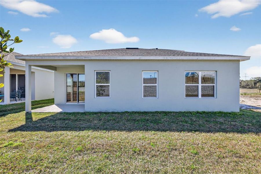 Exterior details and patio area of a home in , Lady Lake (Image 3).