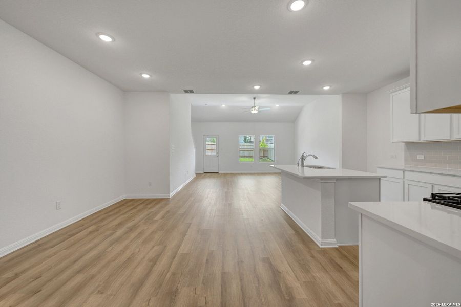 Spacious, unfurnished interior of a new home in Mesquite Ridge, San Antonio (Image 32).