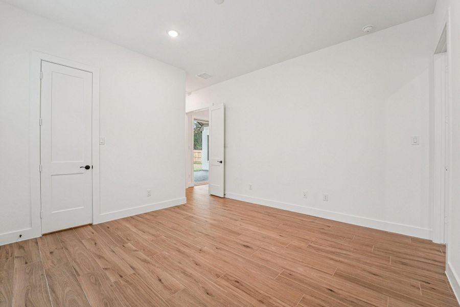 Spacious, unfurnished interior of a new home in Evergreen, Conroe (Image 35).