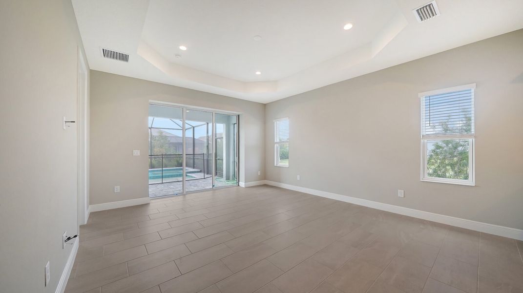 Spacious, unfurnished interior of a new home in Windward, Sarasota (Image 14).