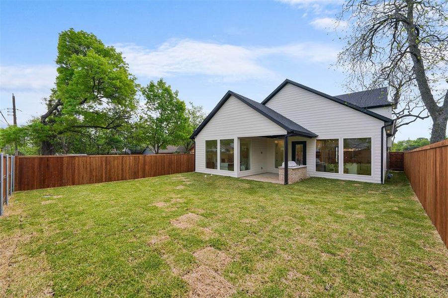 Exterior details and patio area of a home in , Dallas (Image 3).