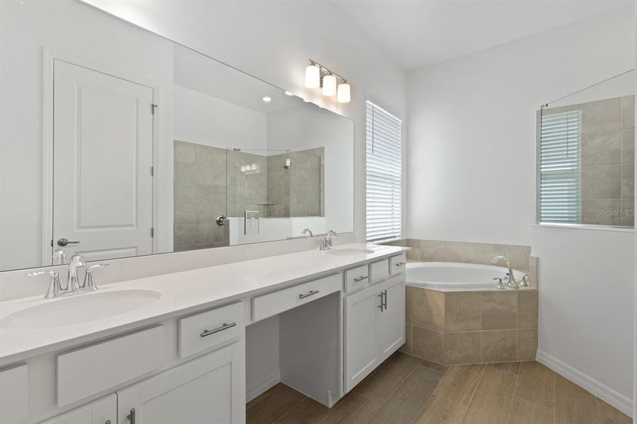 Furnished interior view inside a new home in Sandy Key, Fort Myers (Image 9).
