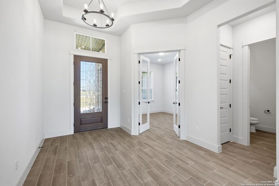 Spacious, unfurnished interior of a new home in Pradera Ridge, Floresville (Image 5).