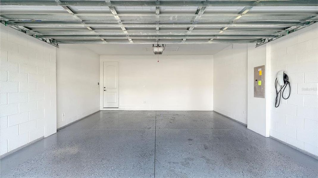 Spacious, unfurnished interior of a new home in , Bradenton (Image 23).